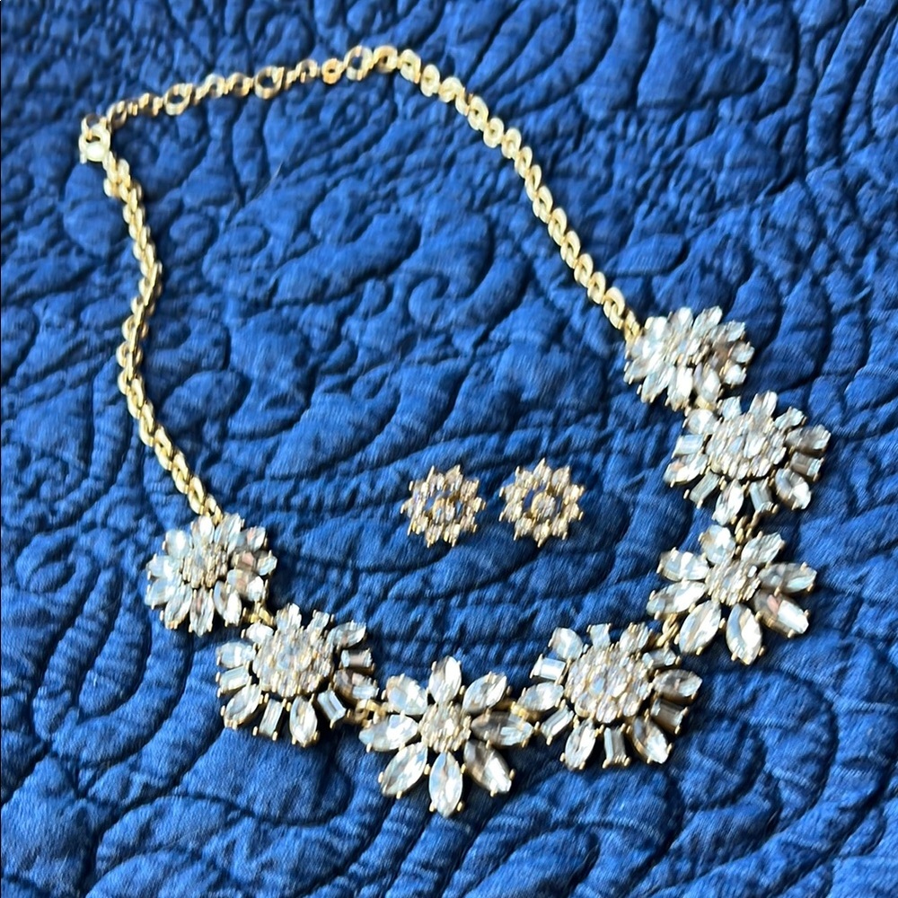 Elegant‎ Gold Floral Necklace and Earring Set